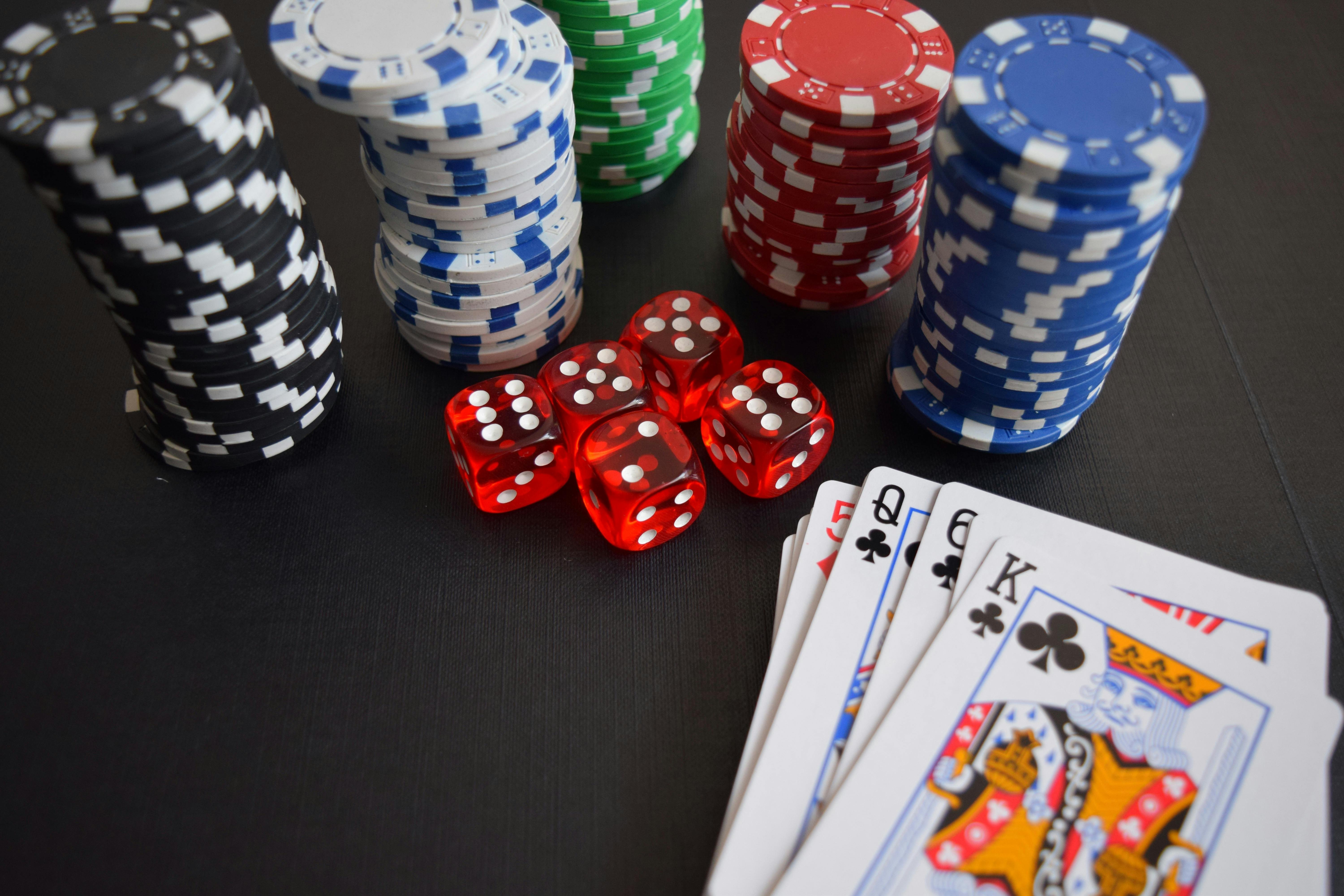 Dealer profesional toto100 menjelaskan aturan Caribbean Stud Poker